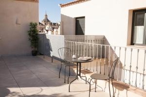 A balcony or terrace at ISG Apartments Cedaceros 12