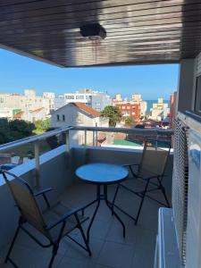 einen Balkon mit einem Tisch und Stühlen sowie Stadtblick in der Unterkunft Apartamento Van Gogh Dpto 306 in Punta del Este