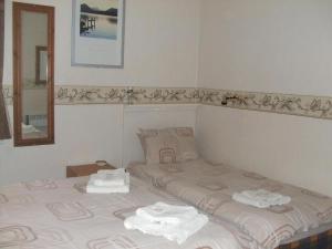 1 dormitorio con 1 cama con 2 toallas en Fern Villa Hotel - Albert Road, en Blackpool