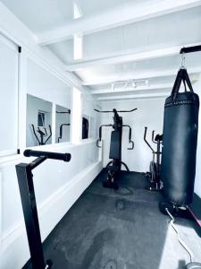 een kamer met een fitnessruimte met 2 loopbanden en machines bij Lovely Villa Sanmar, heated pool in Playa Blanca