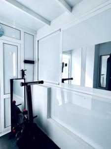 een kamer met een spiegel en een loopband bij Lovely Villa Sanmar, heated pool in Playa Blanca