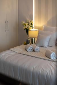 ヴロツワフにあるApartment 24 Premium Old Town Wroclaw - MAMY WOLNE POKOJE !の花瓶付きのベッド