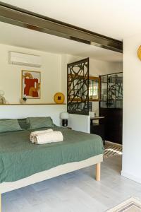 um quarto com uma cama verde num quarto em La Villa Jausserane em Toulon