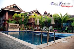 Bazén v ubytování Baan Soontree Resort nebo v jeho okolí