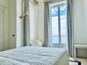 Säng eller sängar i ett rum på Luxury Villa at Mont Boron, swimming pool overviewing the bay