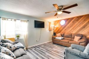 uma sala de estar com 2 sofás e uma ventoinha de tecto em Remodeled Seminole Apt and Yard 3 Mi to Beach! em Redington Shores