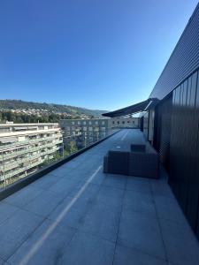 - un balcon avec un banc sur le côté du bâtiment dans l'établissement Zug Downtown Apartments, à Zoug