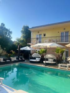 Bazén v ubytování Beach Hotel nebo v jeho okolí