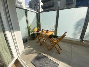 einen Balkon mit einem Tisch und Stühlen auf einem Gebäude in der Unterkunft T2 - Coeur de ville - Bezons in Bezons