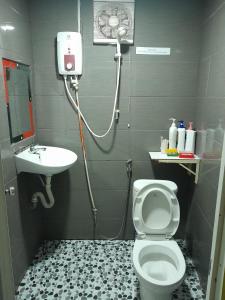 y baño con ducha, aseo y lavamanos. en Can Tho Riverside Hostel, en Bình Thủy