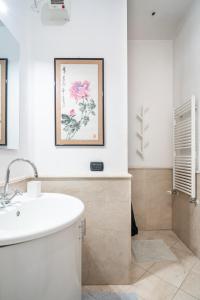 y baño con lavabo blanco y aseo. en Casa Bea - Art and Prestige, en Bérgamo