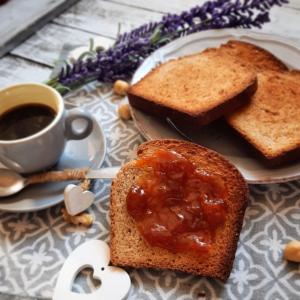 un piatto di pane tostato con burro di arachidi e marmellata e una tazza di caffè di La dimora degli Avi a Matera