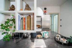 una cocina con una encimera con libros. en Casa Bea - Art and Prestige, en Bérgamo