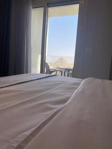 Postel nebo postele na pokoji v ubytování pyramids grand museum inn