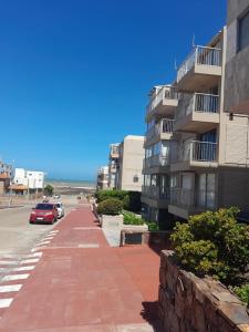 un edificio con un coche estacionado al lado de una calle en Edificio Club del Mar, en Punta del Este