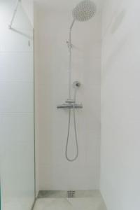 een douche met een douchekop in de badkamer bij SUPER oldtown in Funchal