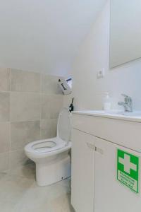 een badkamer met een wit toilet en een wastafel bij SUPER oldtown in Funchal
