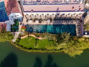 Výhled na řeku, která protéká v blízkosti hotelu