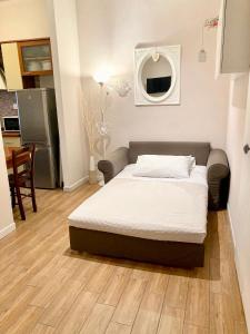 ローマにあるGiulia's home in Vaticanのベッドルーム1室(ベッド1台、テーブル付)、キッチン
