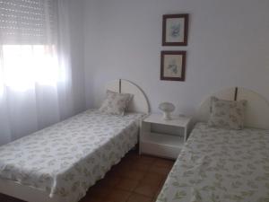 1 dormitorio con 2 camas y ventana en Edificio Club del Mar, en Punta del Este