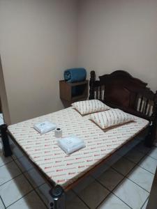 een slaapkamer met een bed met twee gerechten erop bij Hotel coruja's in Sao Paulo