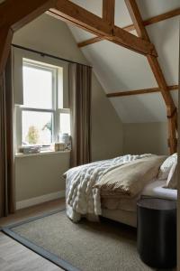 a bedroom with a bed and a window at Brasserie Spoorhuis Mijdrecht in Mijdrecht