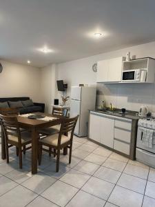 cocina y sala de estar con mesa y sillas en El Mensú Loft en Posadas