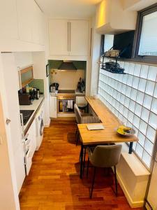 A kitchen or kitchenette at Shoreditch apartment with lovely garden