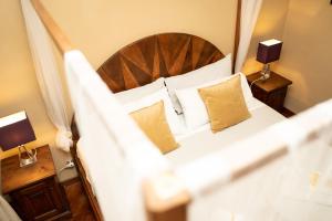 Schlafzimmer mit einem großen Bett mit einem Kopfteil aus Holz in der Unterkunft Navona Apartment in Rom
