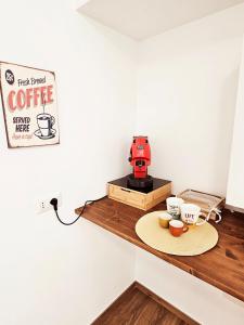 - une machine à café assise sur une étagère dans une pièce dans l'établissement Acacia Apartment, à Molfetta