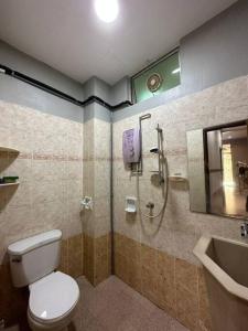 y baño con aseo, ducha y lavamanos. en Muslim Suite Home @ Airport Bayan Lepas Penang, en Bayan Lepas