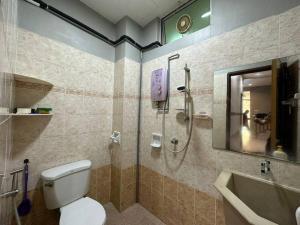 W łazience znajduje się toaleta, prysznic i umywalka. w obiekcie Muslim Suite Home @ Airport Bayan Lepas Penang w mieście Bayan Lepas