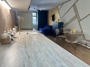 un soggiorno con un grande tappeto sul pavimento di Apartment Blue House - Old Town, AC a Bratislava Altre 34 foto