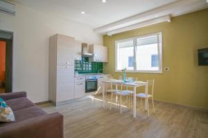 Foto dalla galleria di Stella Marina Apartment - Sea View, close to the beach ad Agnone Bagni