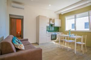 Foto dalla galleria di Stella Marina Apartment - Sea View, close to the beach ad Agnone Bagni