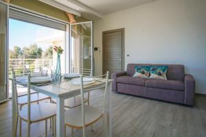 Foto dalla galleria di Stella Marina Apartment - Sea View, close to the beach ad Agnone Bagni