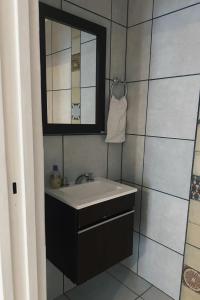 uma casa de banho com um lavatório e um espelho em El Mensú Loft em Posadas