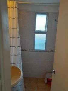 baño con lavabo y ventana en Edificio Club del Mar, en Punta del Este