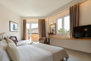 A television and/or entertainment centre at Aphrodite Hotel