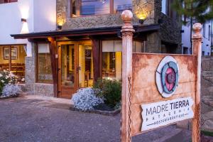 una tienda con un cartel delante de un edificio en MadreTierra Patagonia en El Calafate