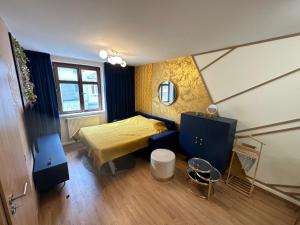 - une petite chambre avec un lit jaune dans l'établissement Apartment Blue House - Old Town, à Bratislava