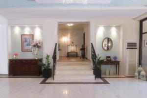 un pasillo con una escalera en un edificio en Aphrodite Hotel, en Mithimna
