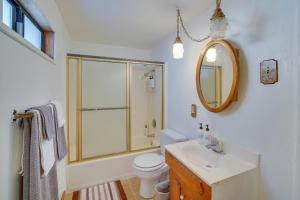 Un baño con inodoro, lavabo y espejo. en Ski, Hike and Fish Big Bear Lake Home with Fire Pit, en Big Bear Lake 30 fotos más