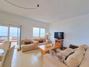 uma sala de estar com dois sofás e uma televisão em El balcón de Cabo de Palos em Cabo de Palos