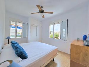 una camera con letto e ventilatore a soffitto di El balcón de Cabo de Palos a Cabo de Palos