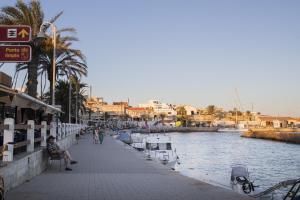 un hombre sentado en un banco junto a un río en El balcón de Cabo de Palos, en Cabo de Palos