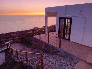 un edificio con una puesta de sol en el fondo en Casa Atlante, en Jedey