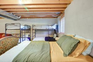 Cette chambre comprend 3 lits superposés. dans l'établissement Pet-Friendly Richville Vacation Rental with Dock!, à Ottertail