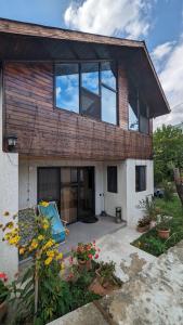 a house with a lot of windows on it at Taripiri in Ambrolauri