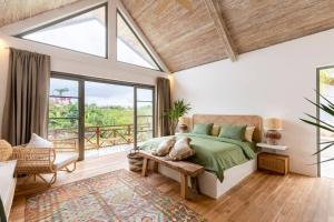 um quarto com uma cama verde e uma grande janela em Villa Asri Canggu 1br villa with pool bar & rice paddy view em Canggu